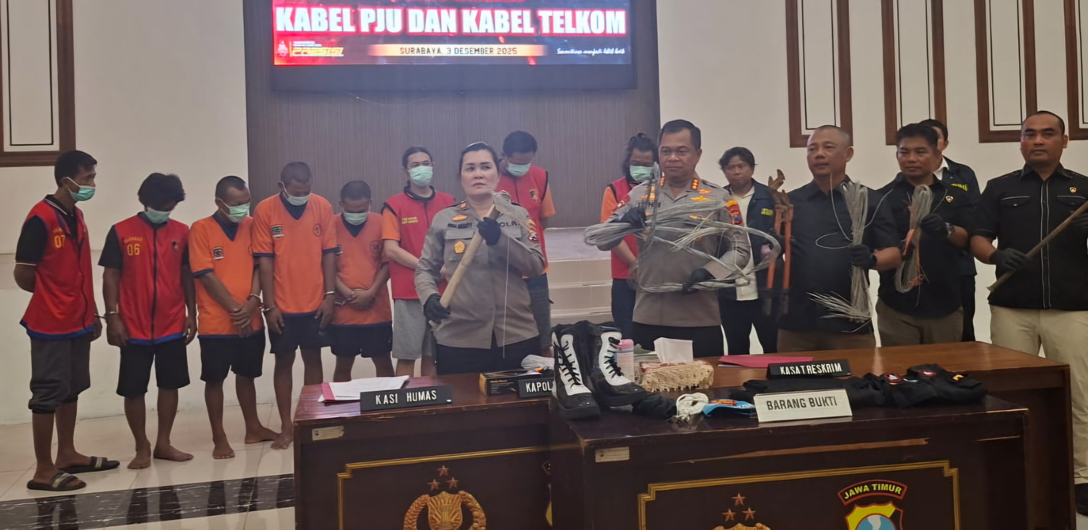 BARANG BUKTI: Polrestabes Surabaya menangkap delapan pencuri kabel telkom dan PJU di Surabaya. (MAHRUS/RADAR SURABAYA)