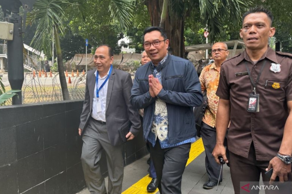 Mantan Gubernur Jawa Barat Ridwan Kamil (depan, tengah) memenuhi panggilan Komisi Pemberantasan Korupsi di Gedung Merah Putih KPK, Jakarta, Selasa (2/12/2025).