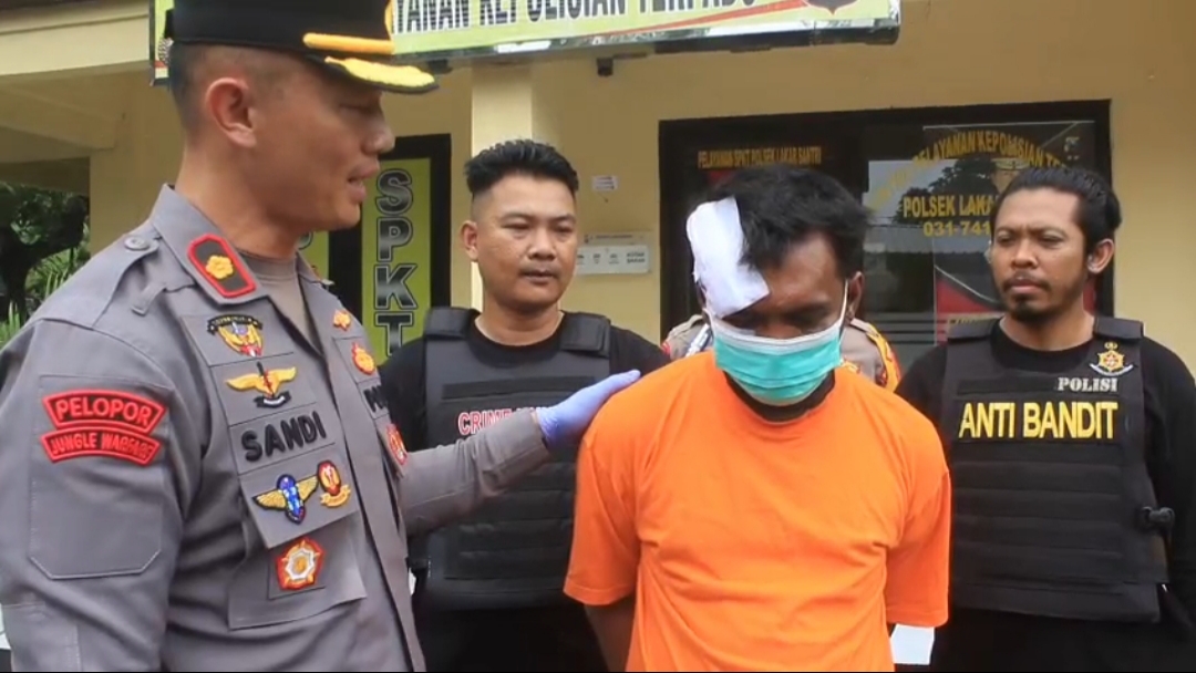 TERLUKA: Pelaku M saat diamankan Polsek Lakarsantri. Ia sempat dihajar massa di Jalan Sambikerep, Surabaya, usai Ketahuan mencuri motor.(IST/RADAR SURABAYA)