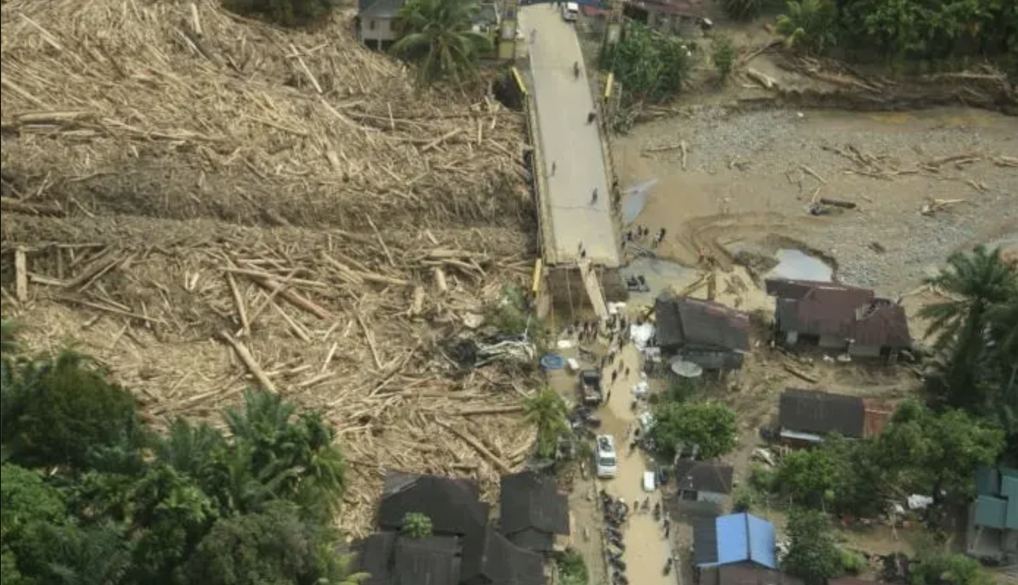 Foto udara gelondongan kayu yang terbawa banjir di termasuk.