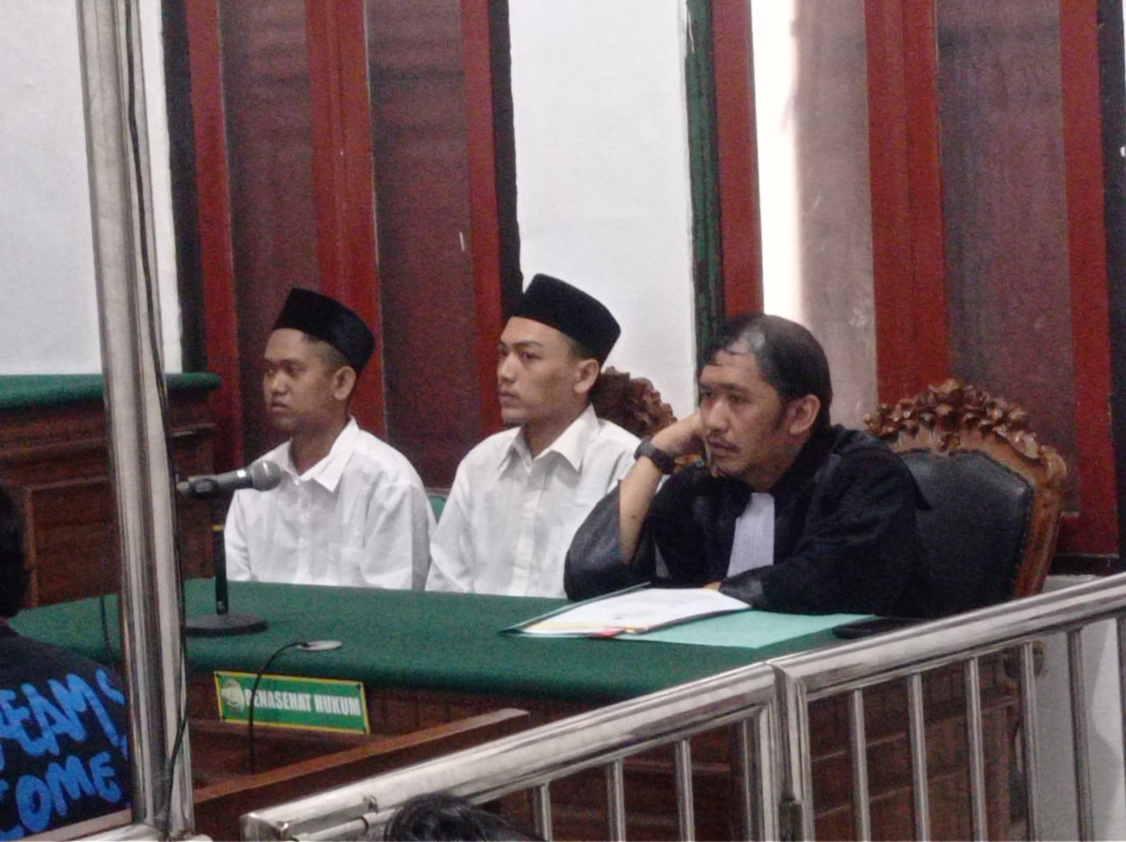 KENA BATUNYA: Dua terdakwa disidang di PN Surabaya karena jual surat dokter palsu lewat medsos.(IST/RADAR SURABAYA)