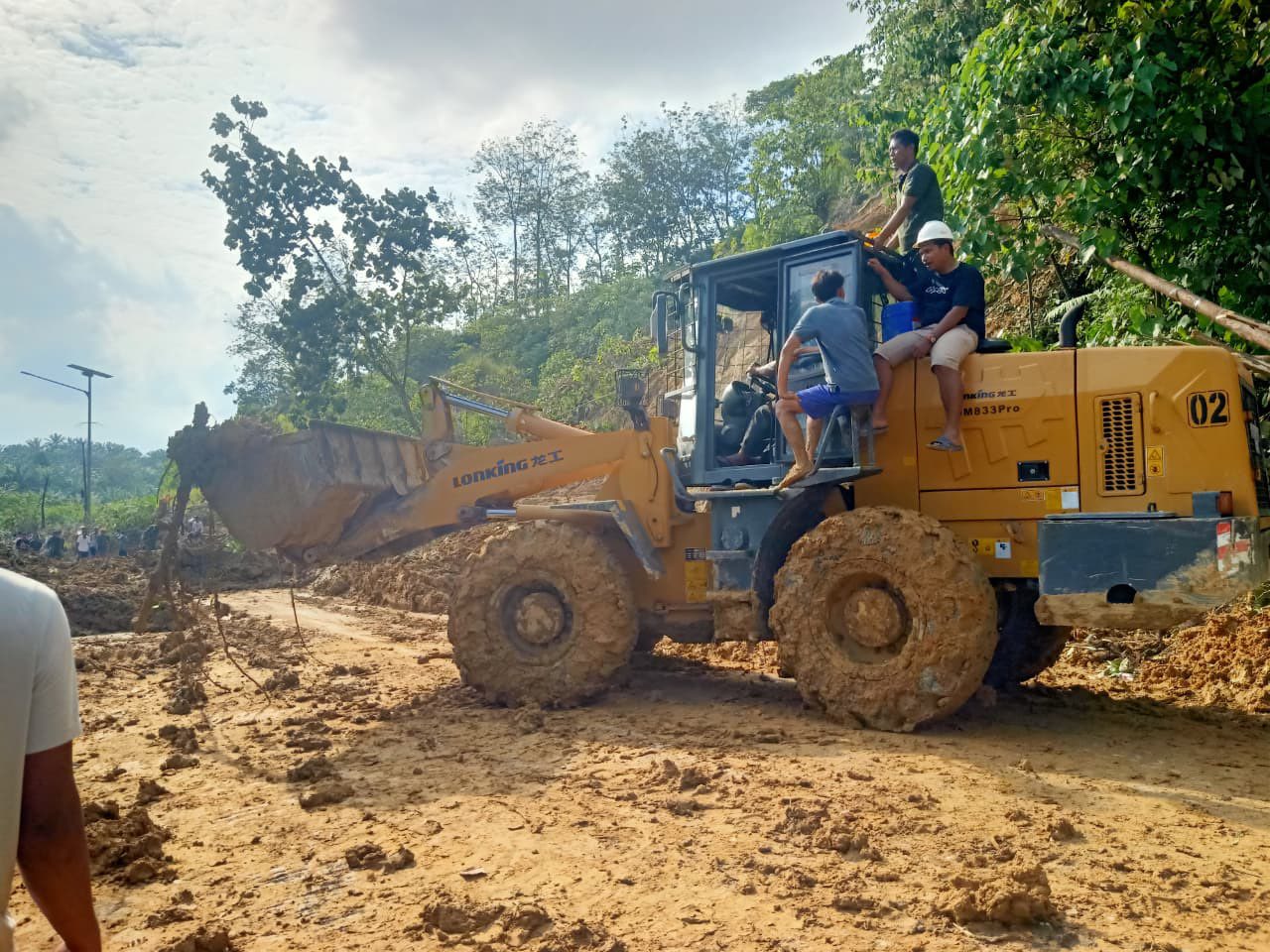 Perbaikan akses jalan di Aceh selepas banjir dan tanah longsor menerjang kawasan itu. (BNPB)