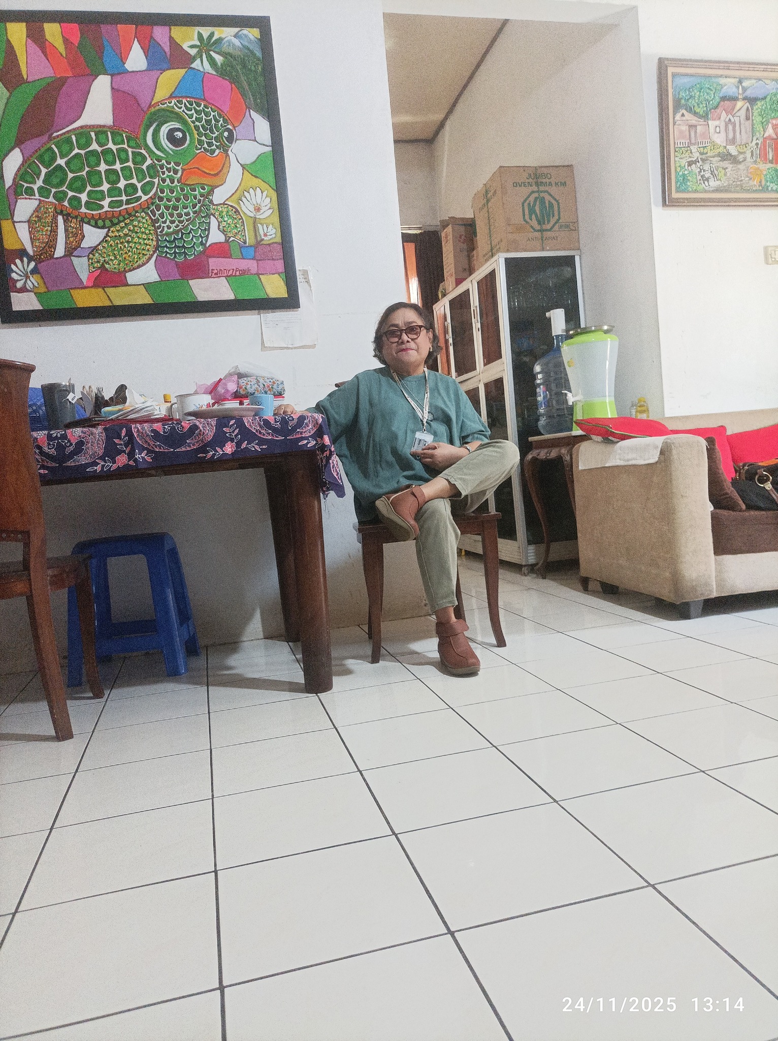 Sastrawan Fanny Jonathans Poyk ikut pameran lukisan bersama di Surabaya. (IST)
