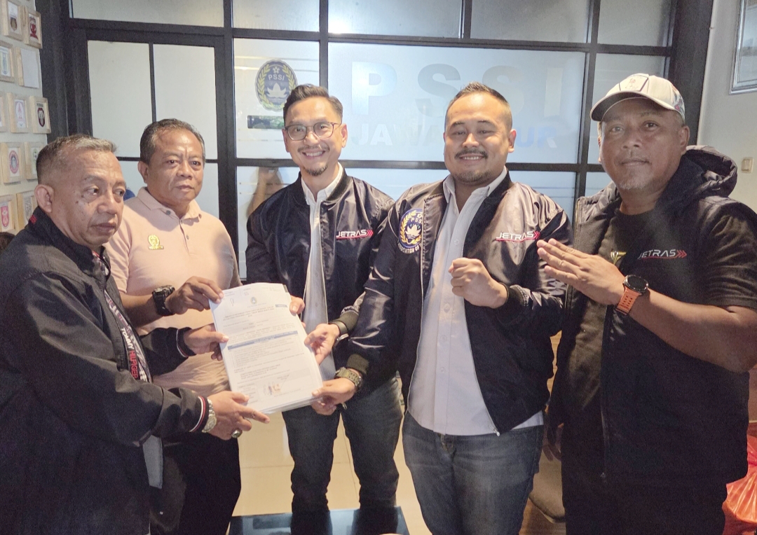 Raja Siahaan (dua dari kanan) maju menjadi bakal calon ketua umum PSSI Jawa Timur.