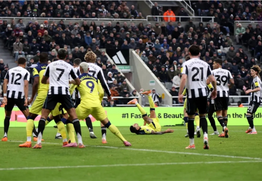 Tendangan gunting Cristian Romero membuat skor akhir menjadi 2-2.