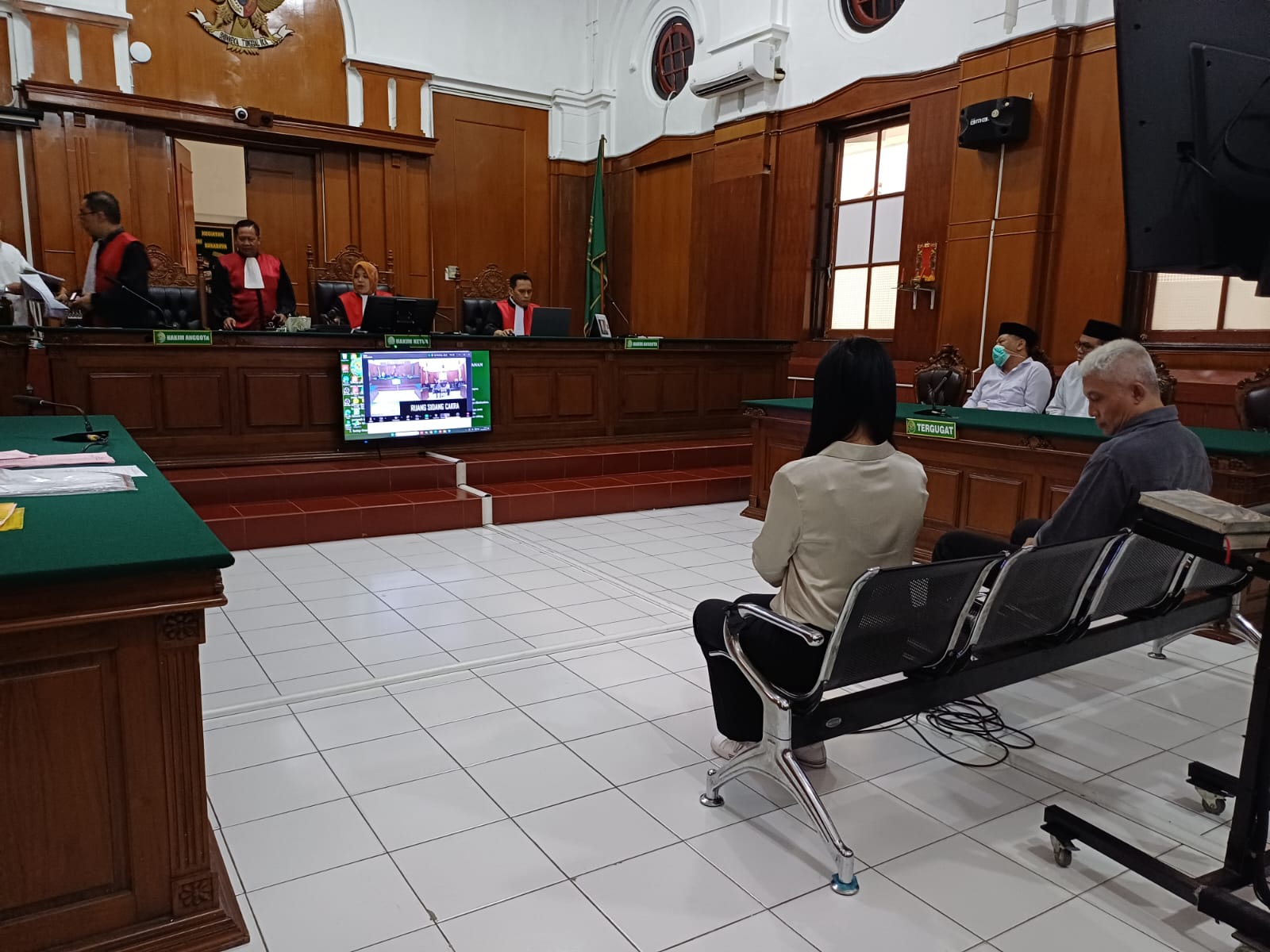MINTA KETERANGAN: Sidang di PN Surabaya terkait batubara ilegal. Hakim meminta keterangan direktur perusahaan pelayaran. (IST/RADAR SURABAYA)