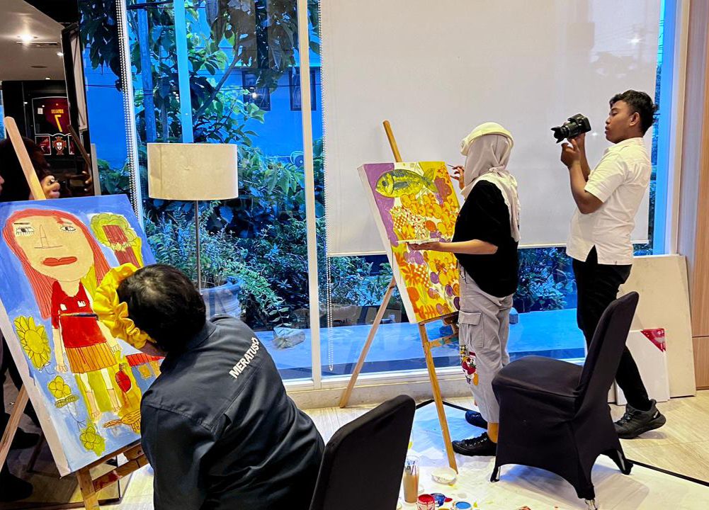 BERBAKAT: Rizky Nur Cahya, fotografer tuna wicara memotret dua temannya melukis karya untuk pameran Dunaiku Seru #SetaraBerkarya, Rabu (3/12).