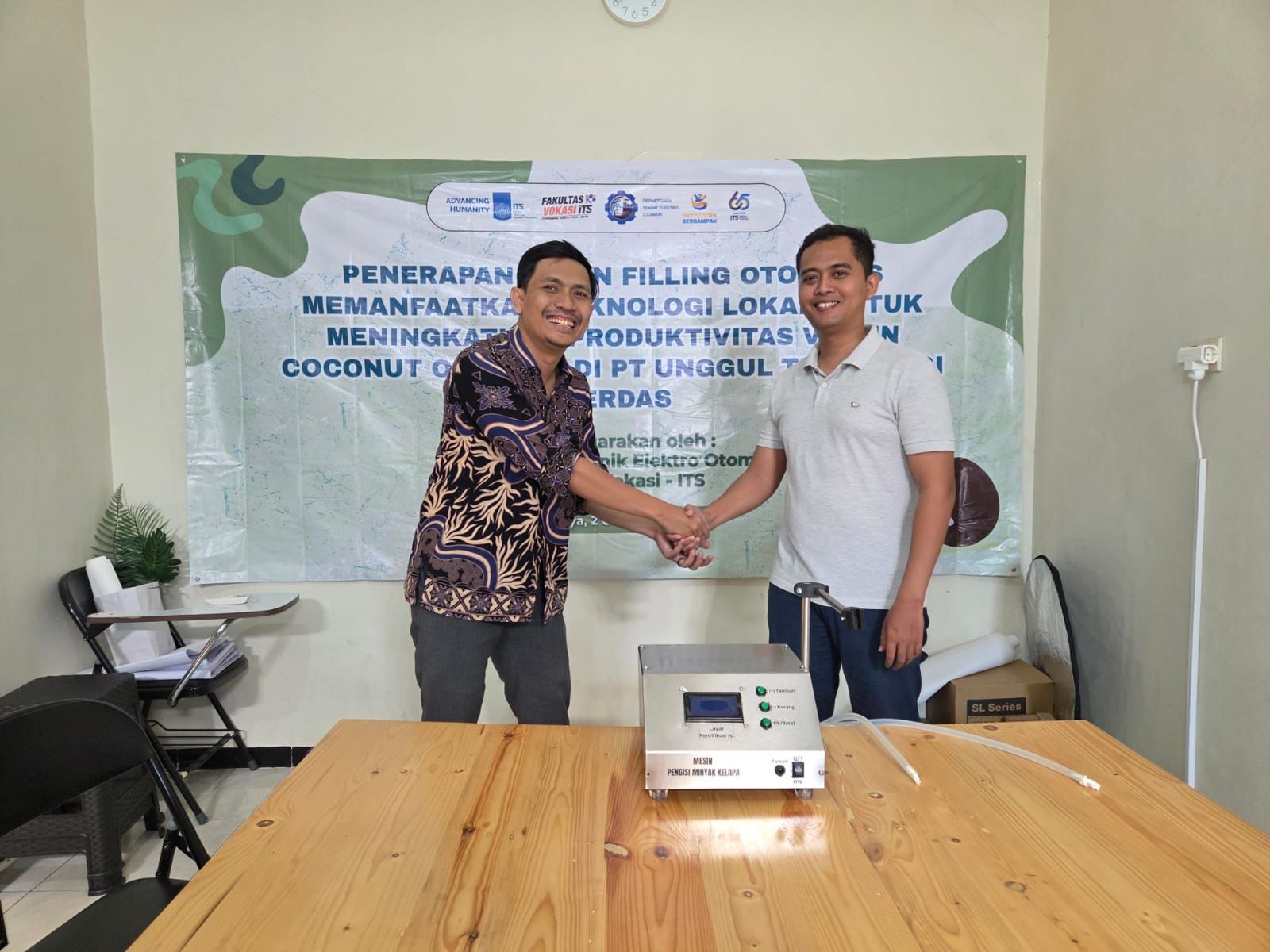 Ketua Tim Abmas ITS, Joko Priambodo menyerahkan produk filling otomatis kepada mitra.
