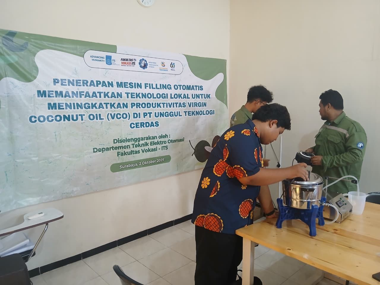 Simulasi pengoperasian mesin filling otomatis VCO oleh Tim Abmas ITS.
