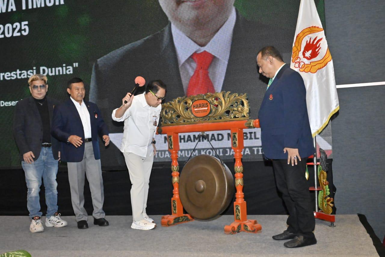Sekdaprov Jawa Timur Adhy Kartono memukul gong tanda dimulainya Musorprov KONI Jatim.