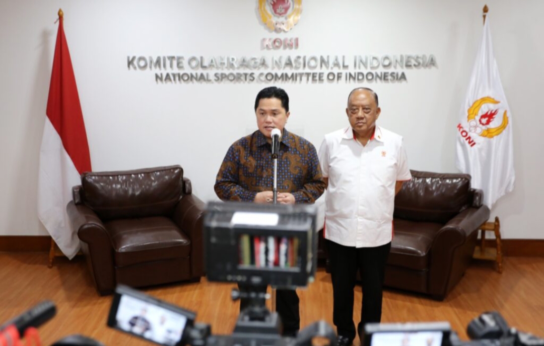 Menpora Erick Thohir bersama Ketua KONI Pusat Marciano Norman memberikan keterangan di depan awak media, Kamis (4/12).