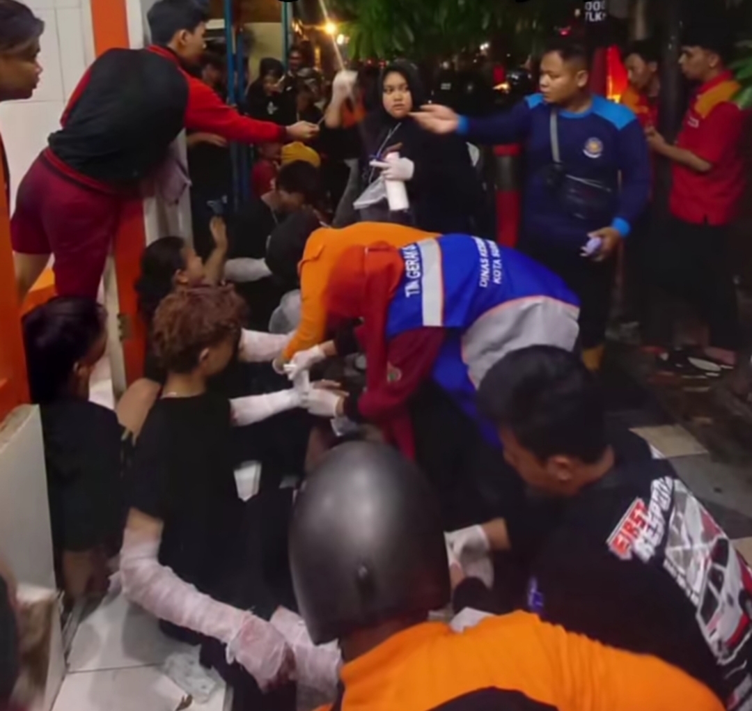 KORBAN: Tim medis memberikan penanganan awal kepada lima karyawan warteg yang mengalami luka bakar saat kebakaran di dapur warteg Jalan Dharmawangsa, Surabaya, Rabu (3/12).(IST/RADAR SURABAYA)