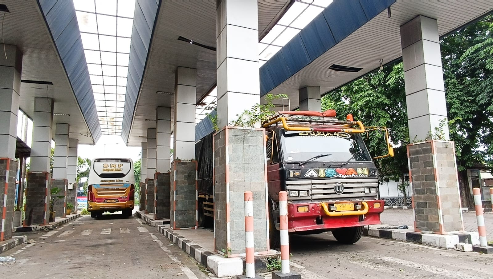 PENDAPATAN: Suasana di terminal bus Tambak Oso Wilangon (TOW) Kota Surabaya, yang saat ini menjadi lahan parkir angkutan barang. Ini mampu menyumbangkan PAD.(ANDY SATRIA/RADAR SURABAYA)