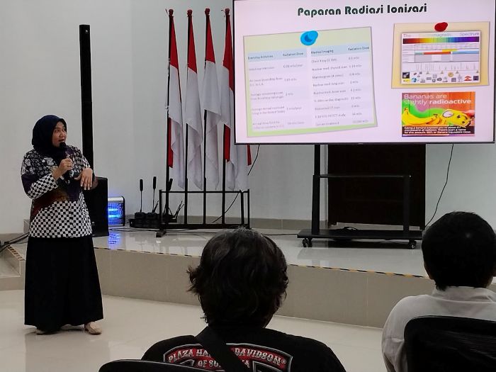 PAPARAN ILMU: Dokter Spesialis Kedokteran Nuklir dan Teranostik Molekuler RS Kemenkes Surabaya, dr. Tri Pera Sucianti, Sp.KN-TM., menjelaskan mengenai ruang lingkup kedokteran nuklir.