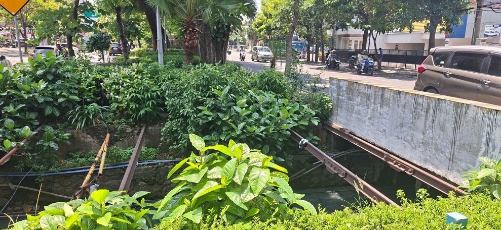 SATU ABAD LEBIH: Dua jalur ganda trem uap yang masih tersisa di Jalan Diponegoro Surabaya