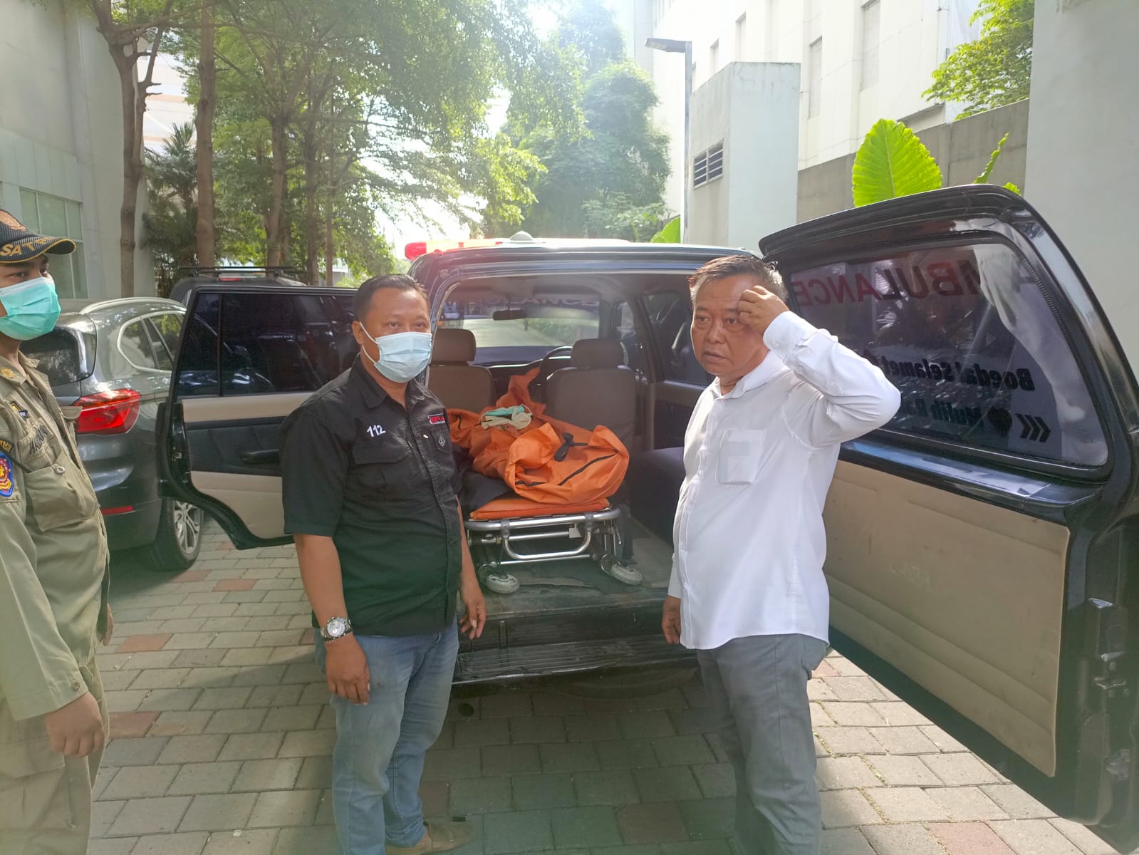 EVAKUASI: Petugas saat mengevakuasi jenazah korban di lantai dasar apartemen kawasan Dukuh Pakis, Surabaya. (IST/RADAR SURABAYA)