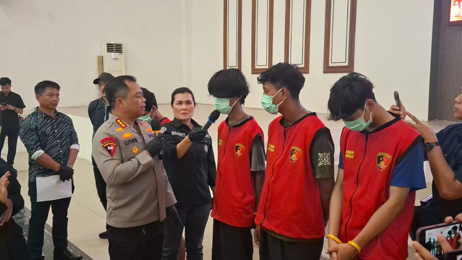 DIRINGKUS: Kapolrestabes Surabaya Kombes Pol Lutfhie Sulistiawan menginterogasi tersangka. Delapan pelaku begal di Jalan Karah, Surabaya, ditangkap. (MAHRUS/RADAR SURABAYA)