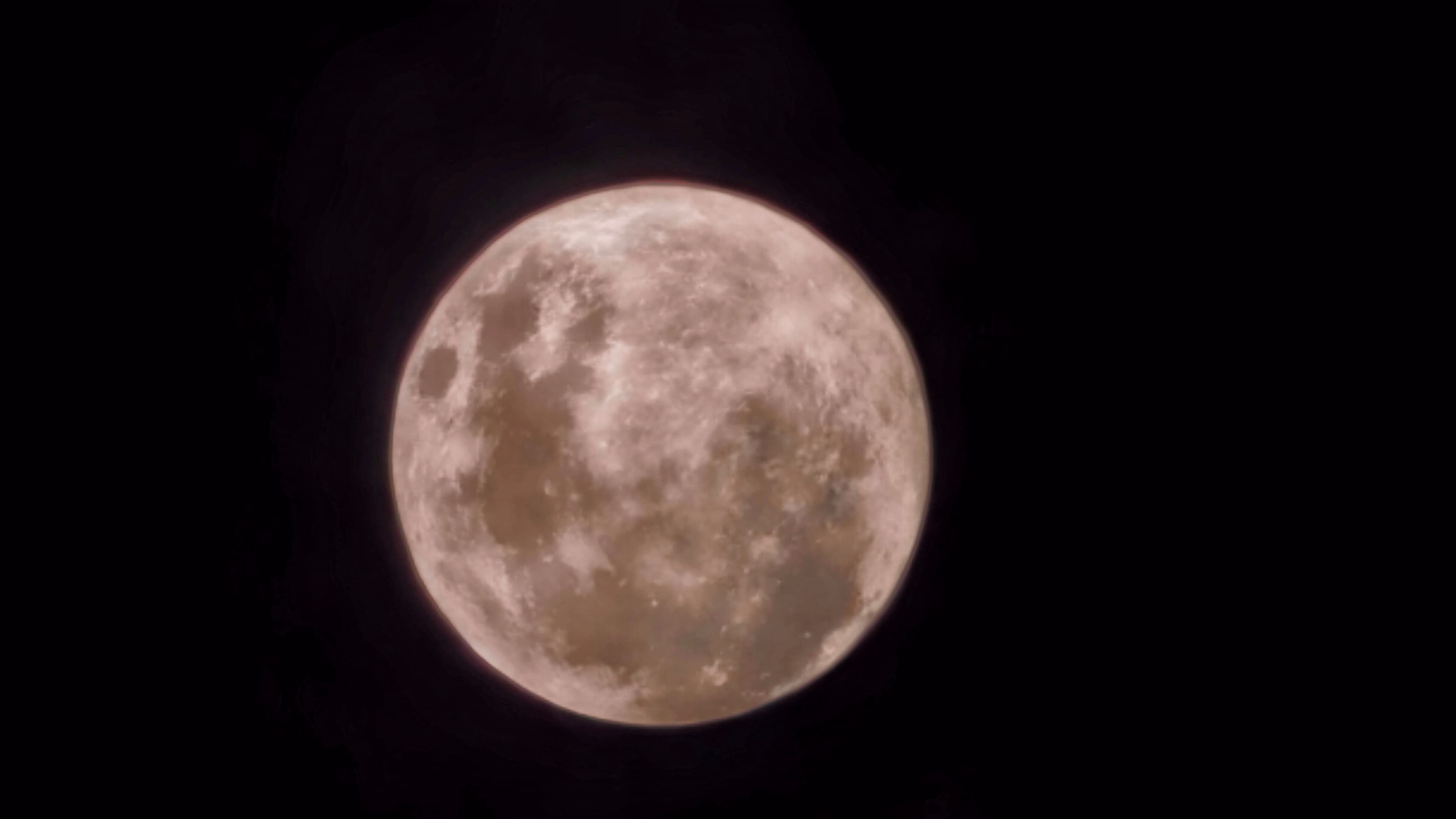 Keindahan Cold Moon yang menjadi bulan purnama terakhir tahun 2025 terlihat sempurna dari langit Sidoarjo dan Surabaya.