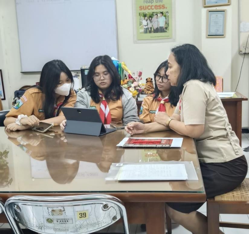 BIMBINGAN: Tiga peneliti muda mengikuti bimbingan intensif, proses penting yang mengantar mereka pada kemenangan di kompetisi karya ilmiah tingkat nasional.(IST/RADAR SURABAYA)
