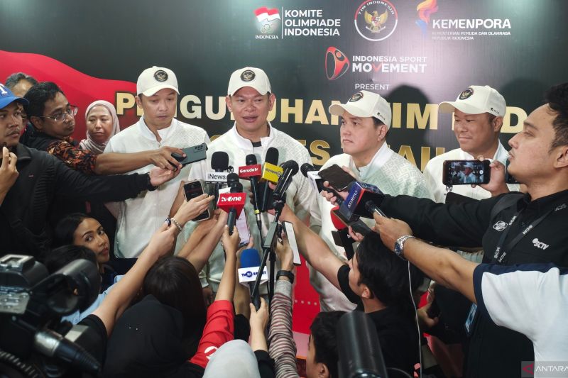 Ketua Umum Komite Olimpiade Indonesia (KOI) Raja Sapta Oktohari (kedua kiri) saat bersama Menteri Pemuda dan Olahraga Erick Thohir  didampingi Wakil Menteri Pemuda dan Olahraga Taufik Hidayat.