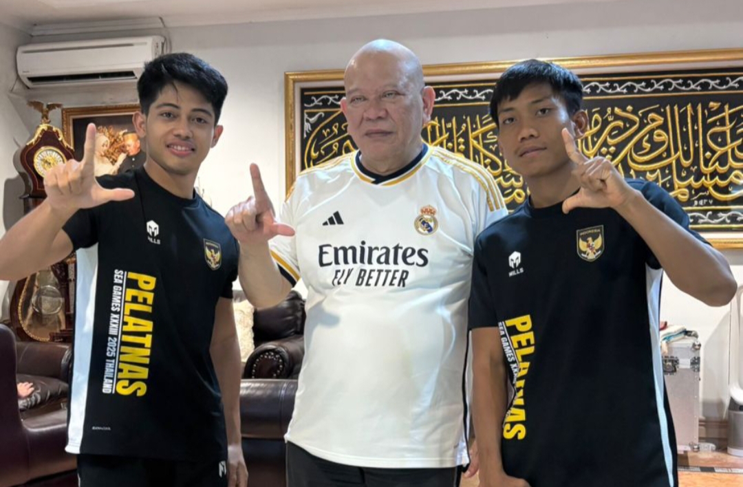 Aldento Briliant Bara Pratama dan Galih Bangkit bersama Ketua PB Muaythai Indonesia AA LaNyalla Mahmud Mattalitti.
