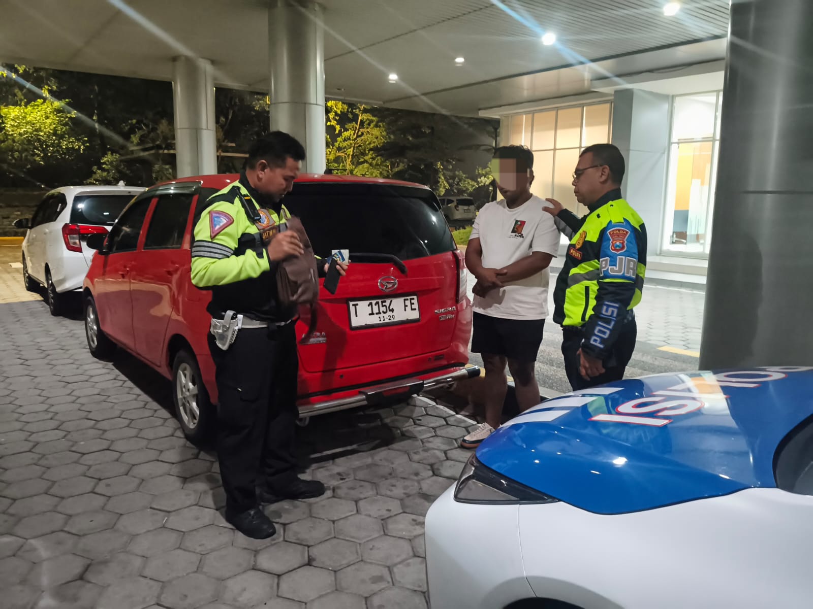 GAGAL: PJR Polda Jatim mengagalkan penggelapan mobil rental yang hendak dikirim ke Sampang melalui jalan tol. (IST/RADAR SURABAYA)