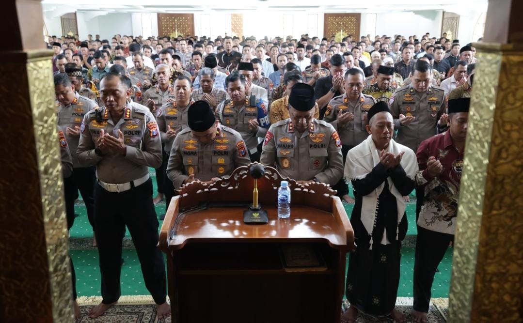 KHUSYUK: Kapolda Jatim Irjen Pol Nanang Avianto dan Wakapolda Jatim Brigjen Pol Pasma Royce saat salat gaib dan doa bersama untuk korban bencana Aceh dan Sumatera di Polda Jatim. (IST/RADAR SURABAYA)