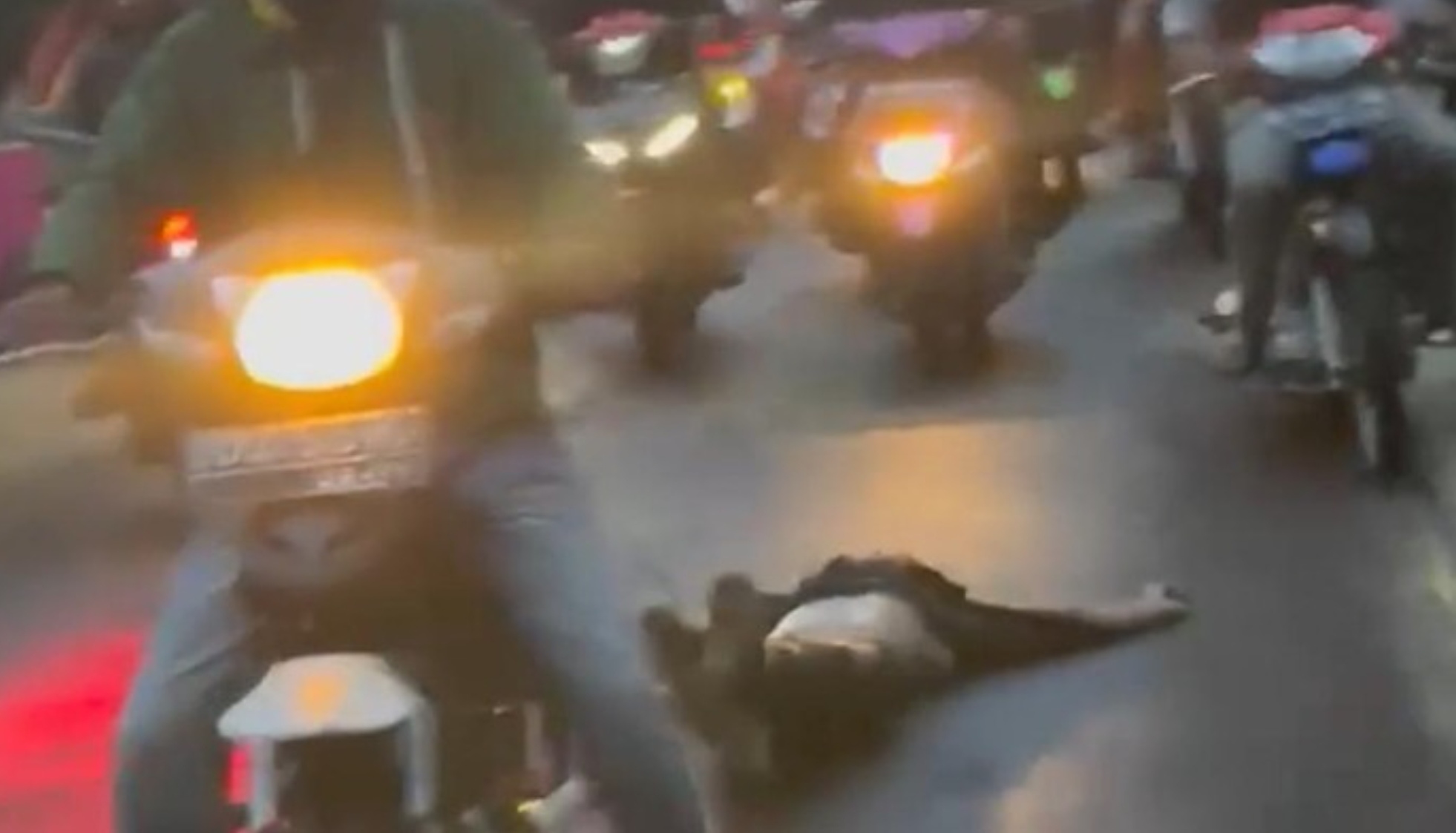 Tangkapan layar dari media sosial yang menunjukkan terduga pelaku pemerkosaan di Malakaji, Gowa diseret menggunakan motor.