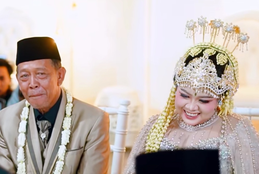 Mbah Tarman menikahi Sheila Arika di Pacitan dengan mahar cek senilai Rp 3 miliar yang diduga palsu.