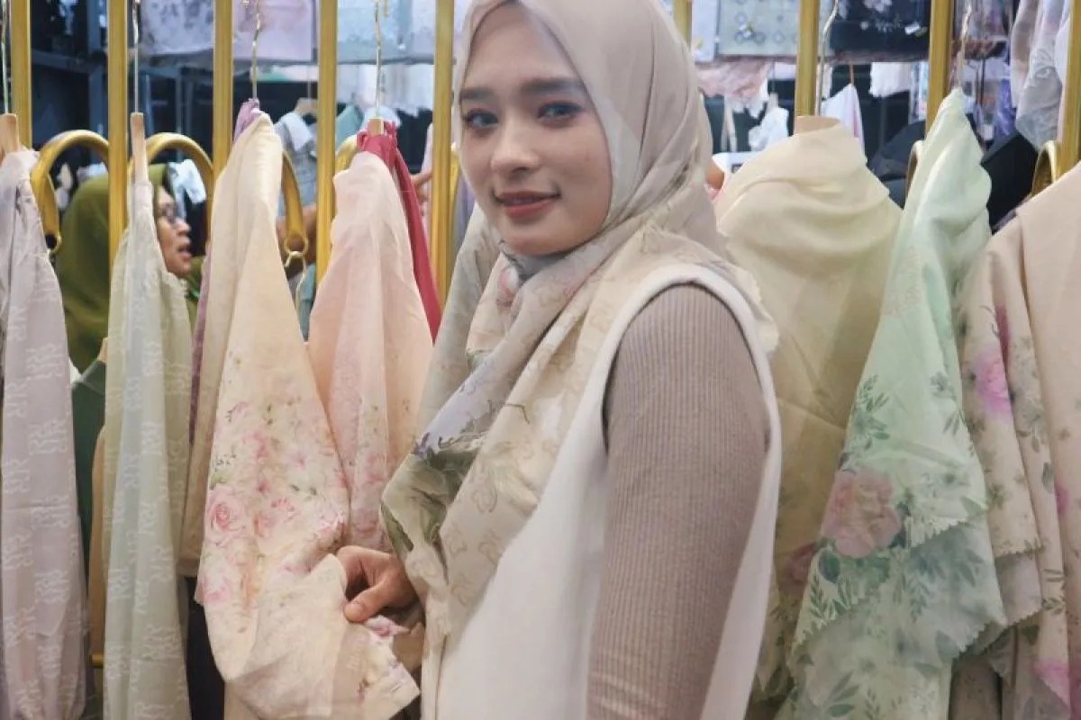 Artis Inara Rusli berpose di depan busana koleksinya. (ANTARA)