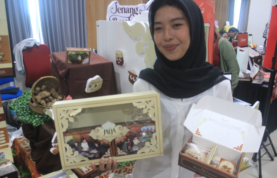Audy Sesarisma saat menunjukan produk kemasan jaeja kue semprit jahe.