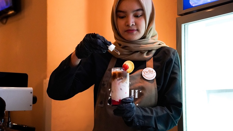 KREASI BARU: Della, barista Kopi Tutur Rasa membuat Berry Fit Latte yang menggabungkan stroberi dan kopi tanpa gula.  &nbsp;
