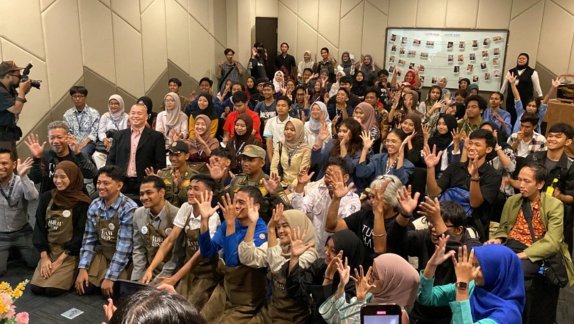 PEDULI: Tim acara inklusif Warna Warni Tanpa Suara: Kopi Tutur Rasa x Tutur Mata berfoto bersama usai kegiatan berakhir.