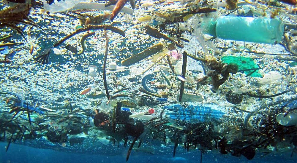 ANCAMAN LINGKUNGAN: 20 juta ton sampah yang mayoritas dari darat masuk ke laut Indonesia setiap tahun.