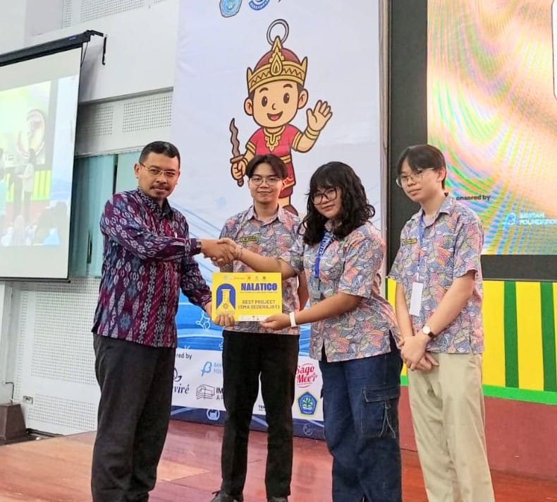 GEMILANG: Tiga siswa SMA Kristen Petra 5 di panggung Nalatico 2025. Karya ilmiah mereka meraih medali emas sekaligus predikat Best Project untuk kategori  Ilmu Pengetahuan Alam dan Environmental.