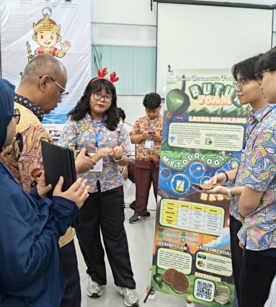 CURI PERHATIAN: Tim peneliti muda SMA Kristen Petra 5 menjelaskan proses pembuatan biofoam berbahan buah Butun. Produk ramah lingkungan ini mencuri perhatian dewan juri.(IST/RADAR SURABAYA)
