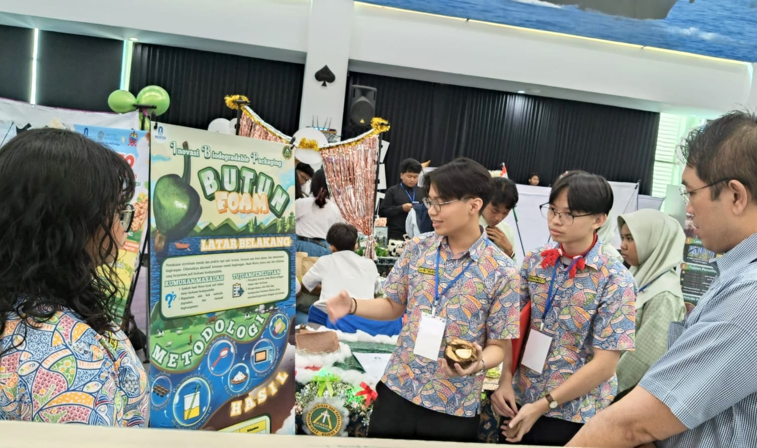 INOVASI: Butun Foam, kemasan ramah lingkungan berbahan buah Butun. Kreasi ini menjadi salah satu proyek yang paling banyak menarik perhatian pengunjung.(IST/RADAR SURABAYA)