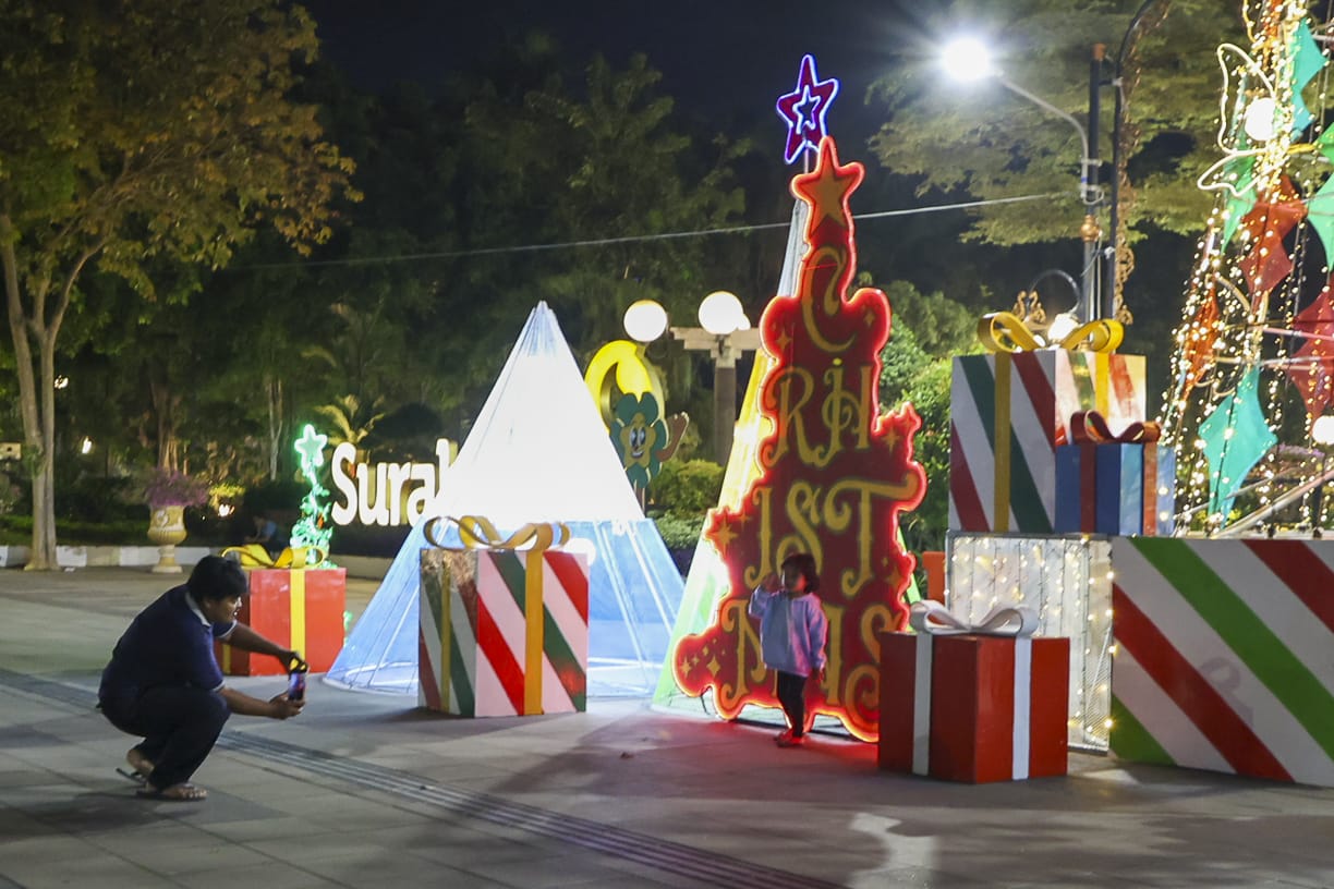 SPOT FOTO: Pemkot Surabaya menyambut Natal 2025 dengan memasang ornamen di setiap ruang publik. Tunjukkan Surabaya sebagai kota toleransi. (IST/RADAR SURABAYA)