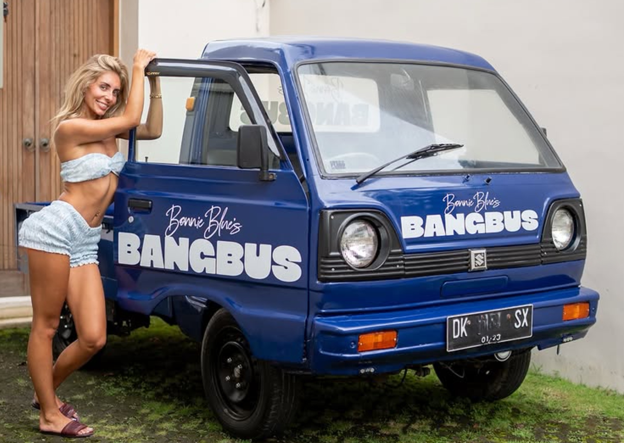 Artis film dewasa asal Inggris Bonnie Blue dan mobil pick up yang kini menjadi barang bukti.