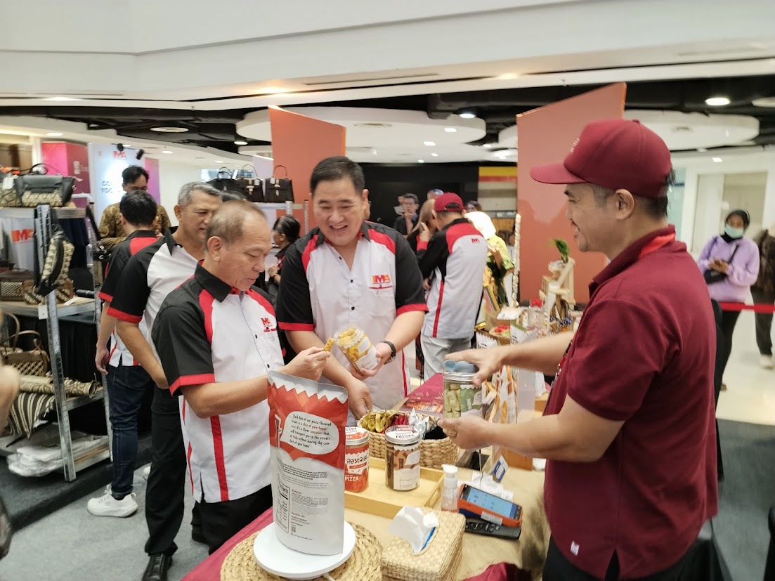 SAPA: President IMA Suparno Djasmin (kiri) didampingi President IMA Chapter Surabaya Yusuf Wiharto (tengah) saat meninjau pameran UMKM dalam rangkaian Rakernas IMA 2025, Sabtu (6/12).