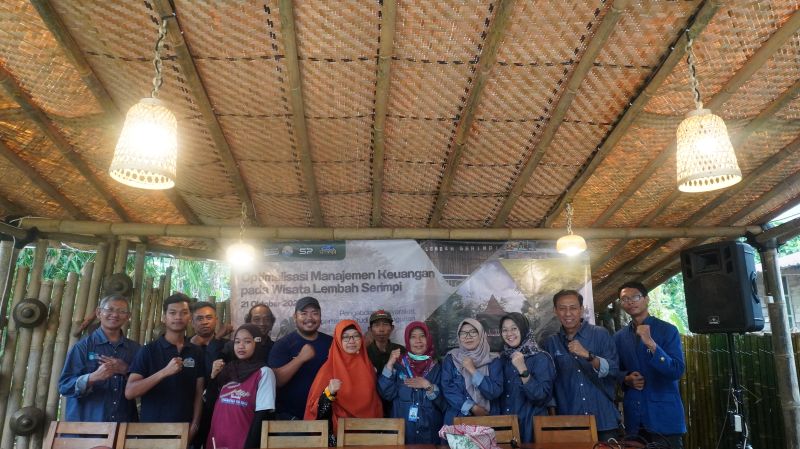 KOMPAK: Tim Abmas ITS bersama dengan pengurus wisata Lembah Serimpi Magetan, foto bersama usai pemaparan tentang pengelolaan keuangan destinasi wisata.
