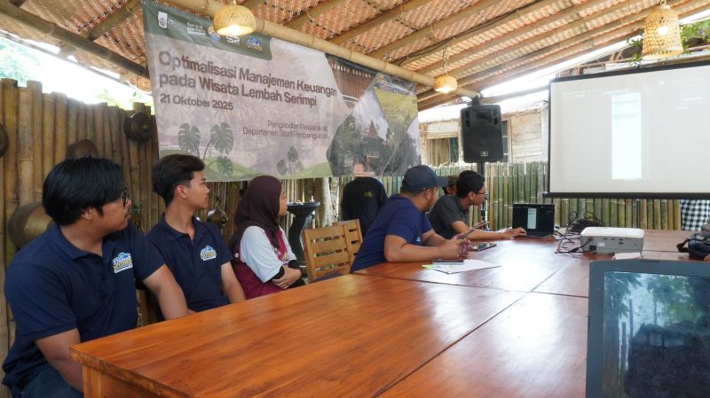 PENDAMPINGAN: Tim Abmas ITS saat melakukan pendampingan manajemen keuangan untuk Wisata Lembah Serimpi, Magetan.