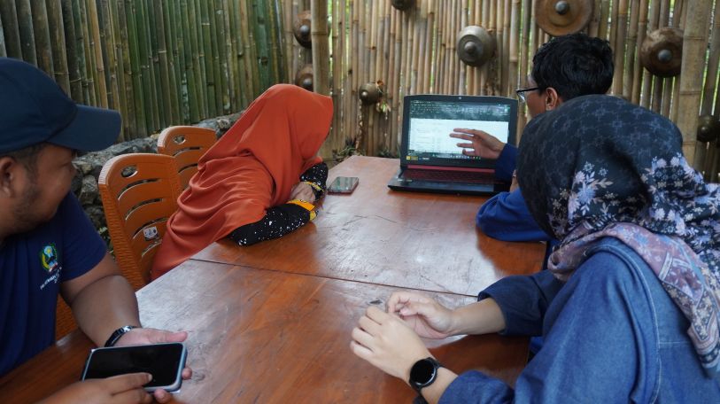 BERBAGI: Dengan seksama, Tim Abmas menjelaskan cara pengelolaan keuangan transaksi digital lewat Kasir Pintar.