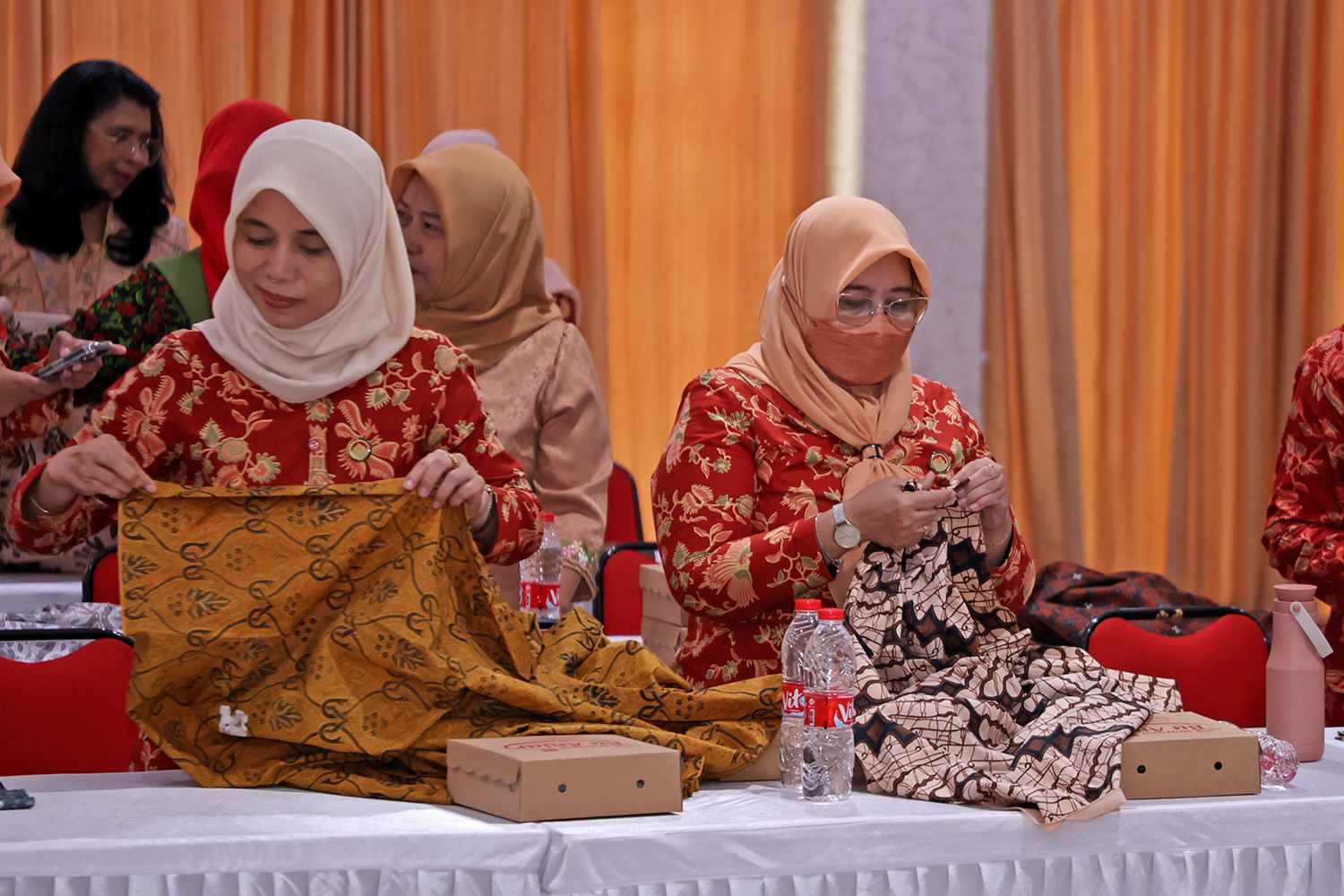 Ibu-ibu Dharma Wanita Persatuan belajar mewiru kain jarit sebagai bentuk pelestarian budaya.