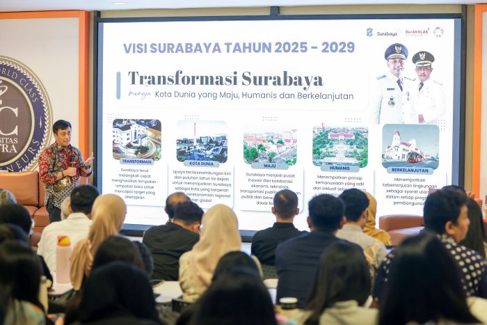 PRESENTASI: Kepala Bappedalitbang Kota Surabaya, Irvan Wahyudrajat mempresentasikan mengenai industri kreatif di Universitas Ciputra.