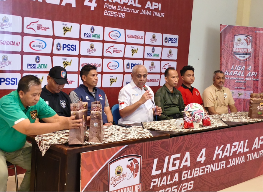 Ketua PSSI Jawa Timur Ahmad Riyadh saat jumpa pers,  Minggu (7/12).