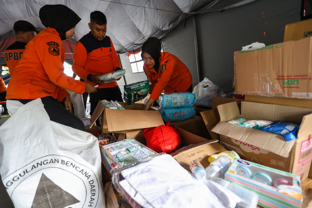 PENGIRIMAN: Sejumlah bantuan untuk bencana yang hendak dikirim dipersiapkan terlebih dulu. Sebanyak empat truk logistik dari Surabaya diberangkatkan ke Sumatera. (IST/RADAR SURABAYA)
