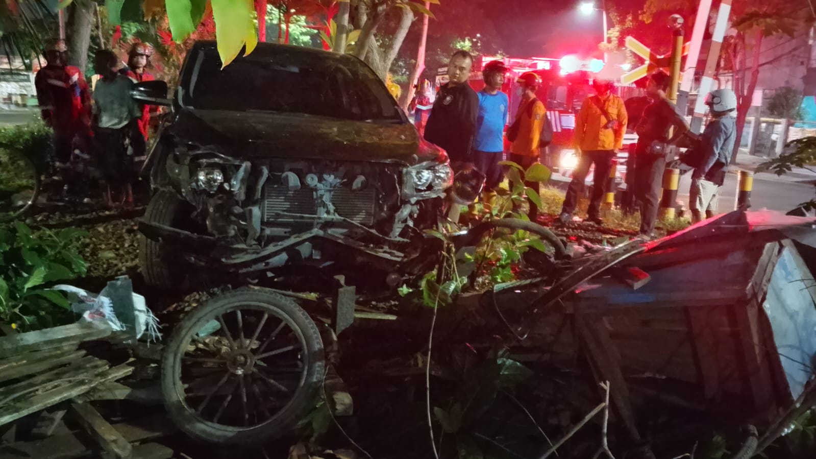 RINGSEK: Mobil usai naik pembatas jalan, menabrak PJU dan rombong di Jalan Rajawali, Surabaya. (IST/RADAR SURABAYA)