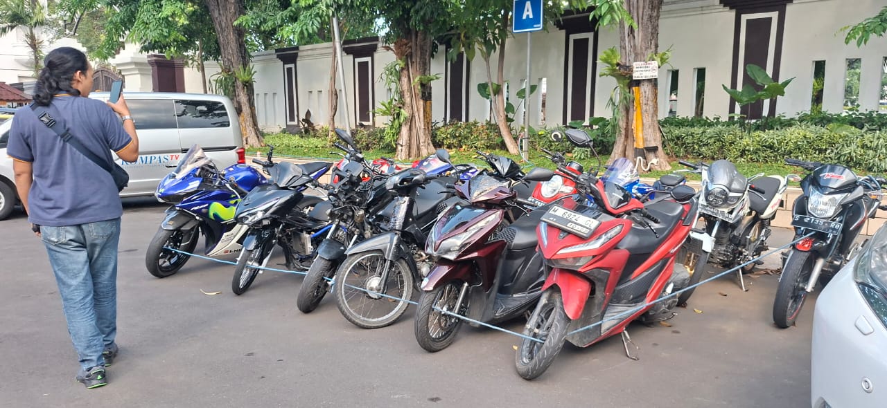 DISITA : Sebanyak 16 kendaraan yang diduga hendak digunakan balap liar diamankan di Polrestabes Surabaya. Patroli terus dilaksanakan antisipasi balap liar di Surabaya. (MAHRUS/RADAR SURABAYA)