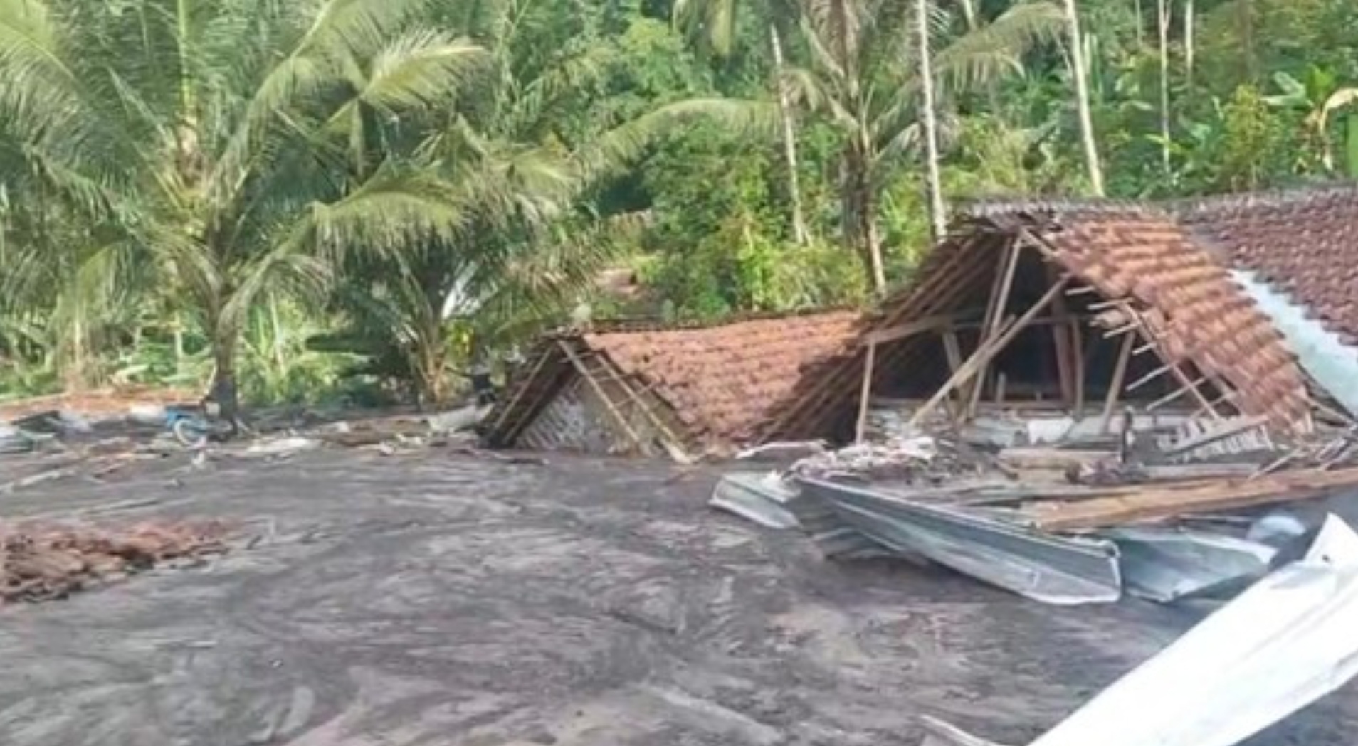 Rumah warga yang rusak tertutup material pasir akibat banjir lahar Semeru di Lumajang.